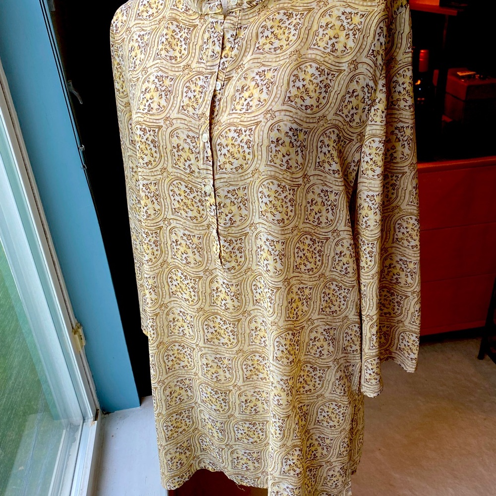 Tunic top, long, lightweight. It can be worn as a top or short dress.